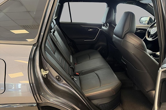 Toyota RAV4 Plug-in Hybrid 15 of 29