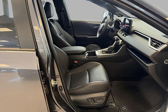 Toyota RAV4 Plug-in Hybrid 16 of 29