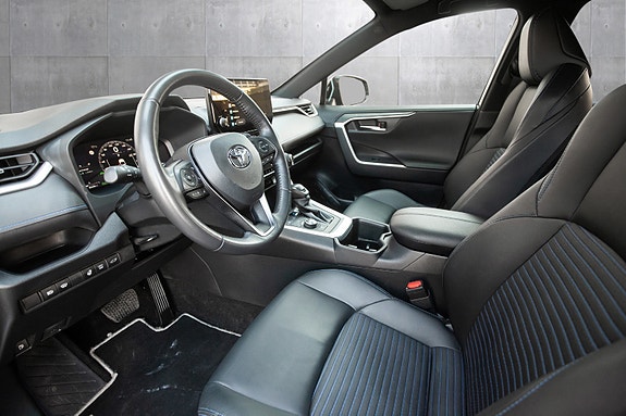 Toyota RAV4 8 of 19