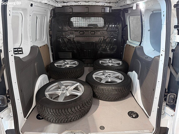 Ford Transit Connect 8 of 28