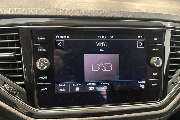 Volkswagen T-Roc 12 of 24