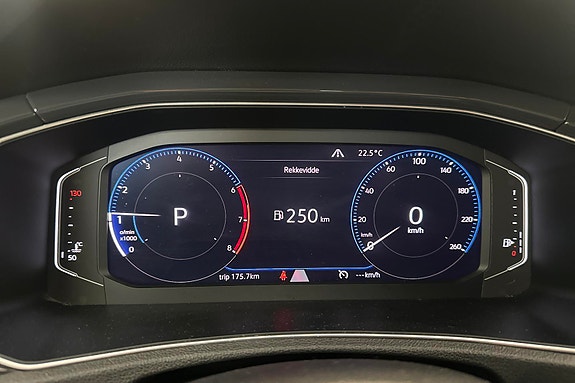Volkswagen T-Roc 10 of 24