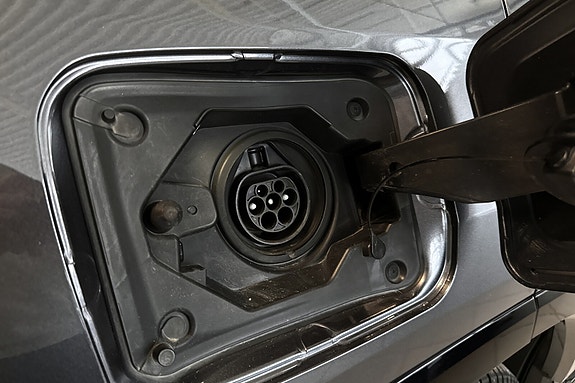 Toyota RAV4 Plug-in Hybrid 9 of 19