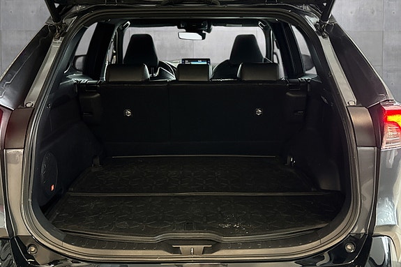 Toyota RAV4 Plug-in Hybrid 18 of 19