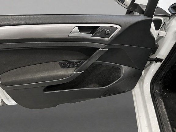 Volkswagen e-Golf VII 9 of 15