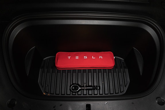 Tesla Model Y 7 of 13