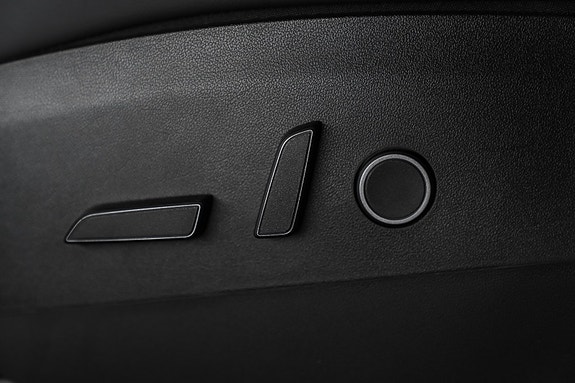 Tesla Model Y 8 of 13