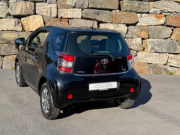 Toyota IQ 10 of 30