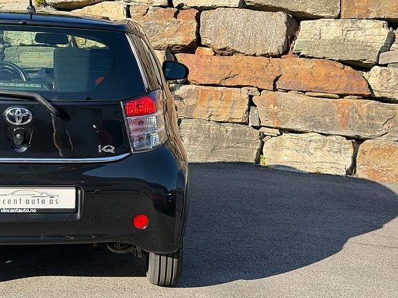 Toyota IQ 16 of 30
