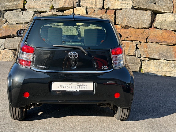 Toyota IQ 12 of 30