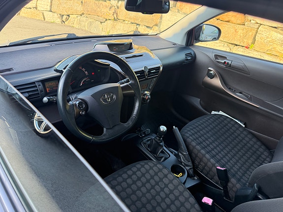 Toyota IQ 26 of 30