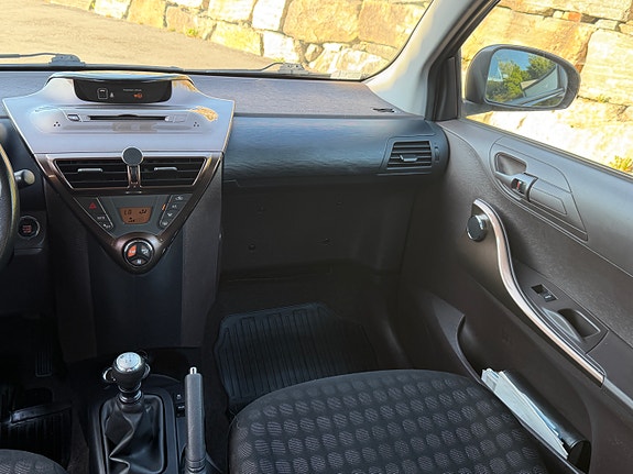 Toyota IQ 28 of 30