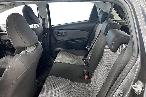 Toyota Yaris 7 of 24