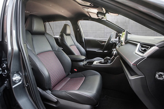 Toyota RAV4 Plug-in Hybrid 16 of 20