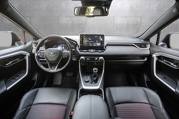 Toyota RAV4 Plug-in Hybrid 7 of 20