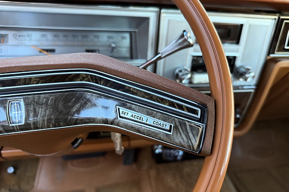 Lincoln Continental 23 of 30