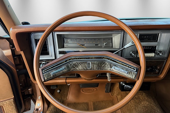 Lincoln Continental 21 of 30