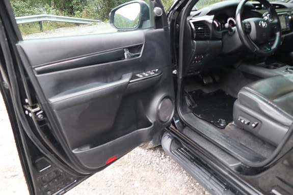 Toyota HiLux 26 of 30