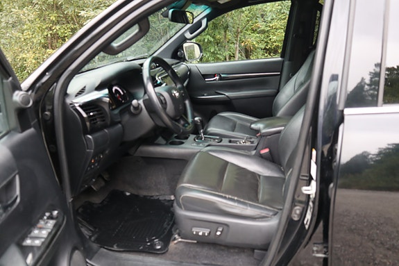 Toyota HiLux 28 of 30