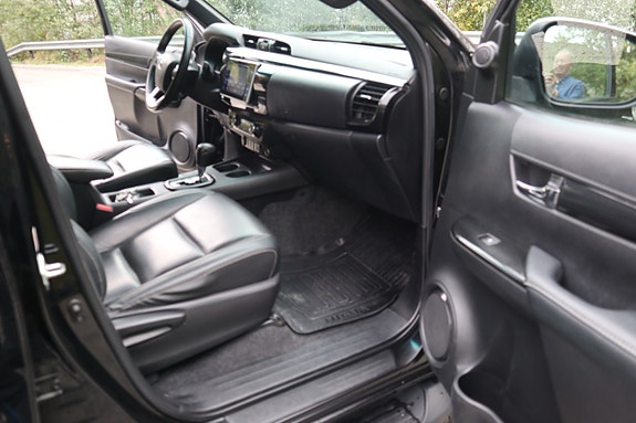 Toyota HiLux 30 of 30