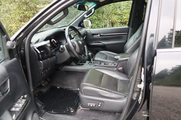 Toyota HiLux 27 of 30