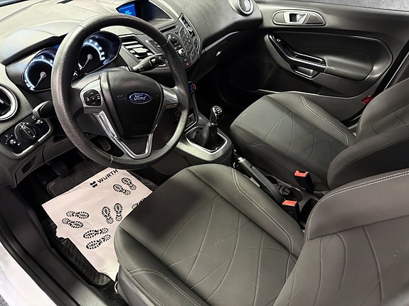 Ford Fiesta 14 of 30