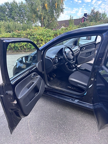 Volkswagen UP! 2 of 17