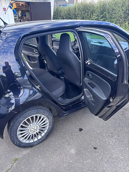 Volkswagen UP! 3 of 17