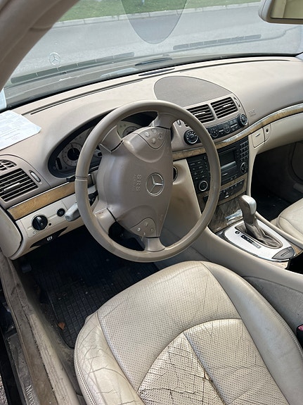 Mercedes-Benz E270 4 of 6