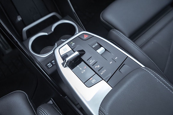 BMW iX1 20 of 30