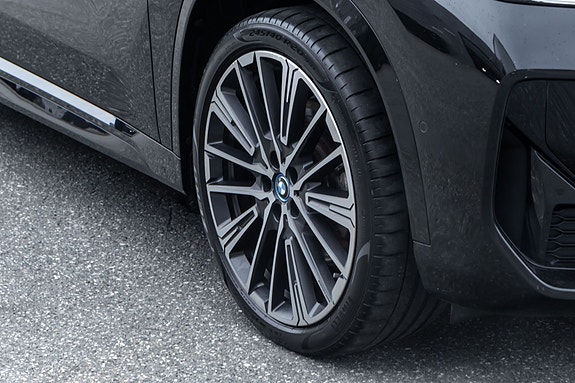 BMW iX1 3 of 30