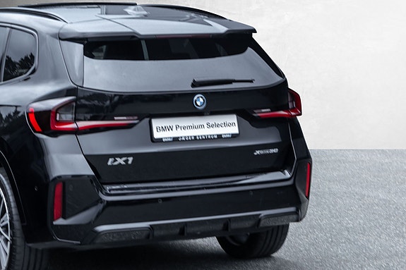 BMW iX1 7 of 30