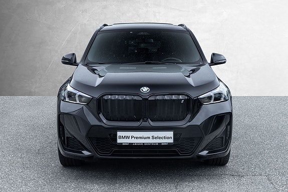 BMW iX1 4 of 30