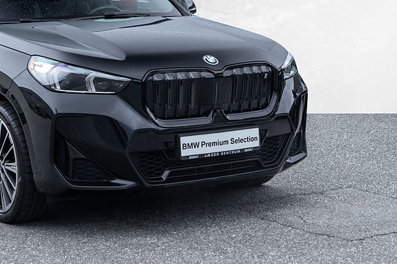 BMW iX1 2 of 30