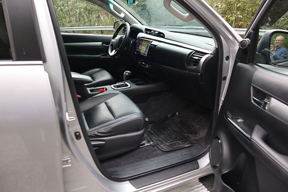 Toyota HiLux 17 of 26