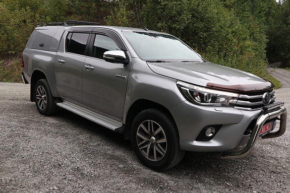 Toyota HiLux 2 of 26