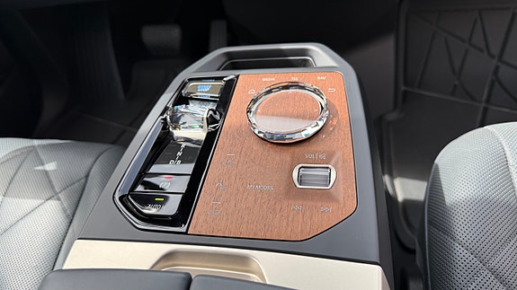 BMW iX 12 of 30