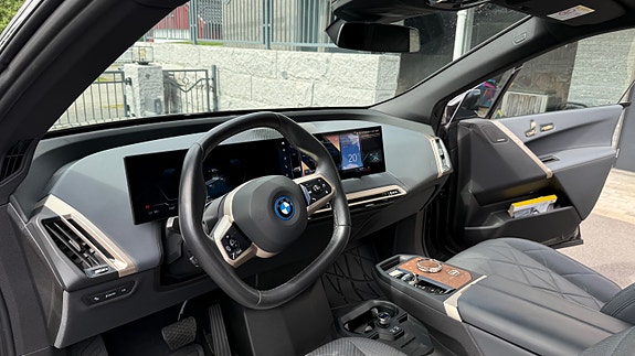 BMW iX 24 of 30