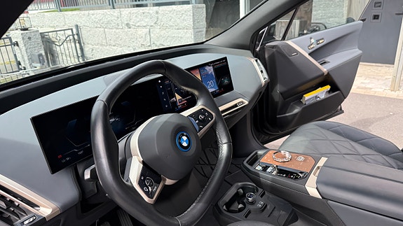 BMW iX 15 of 30