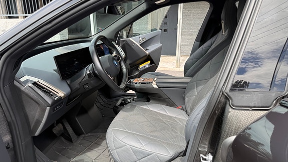 BMW iX 4 of 30