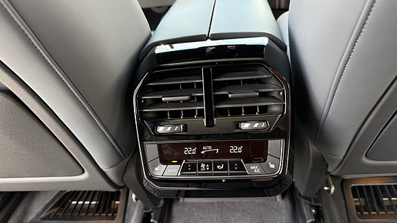 BMW iX 26 of 30
