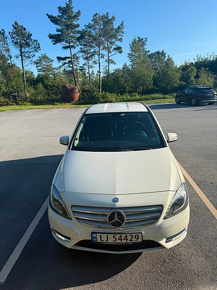 Mercedes-Benz B180 2 of 11