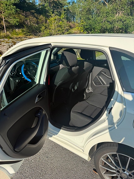 Mercedes-Benz B180 3 of 11