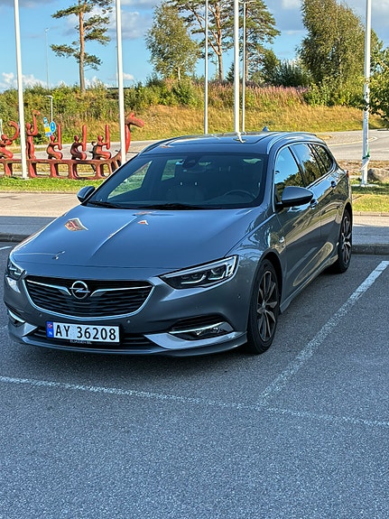 Opel Insignia 2 of 2