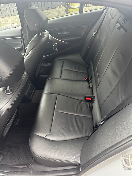 BMW 320i 25 of 27
