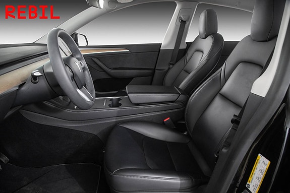 Tesla Model Y 8 of 27