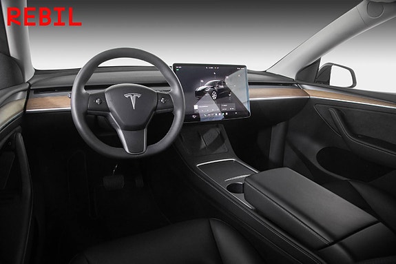 Tesla Model Y 9 of 27