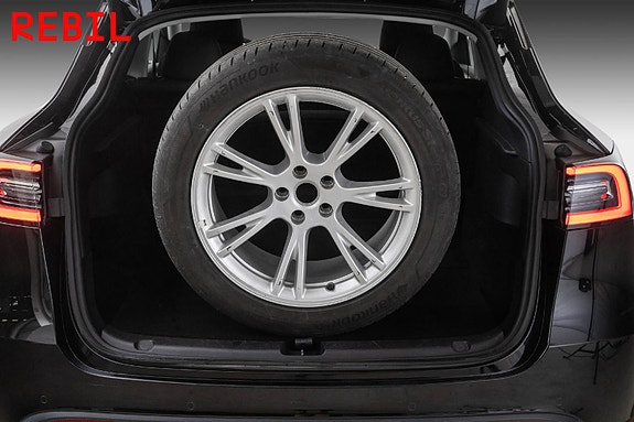 Tesla Model Y 25 of 27