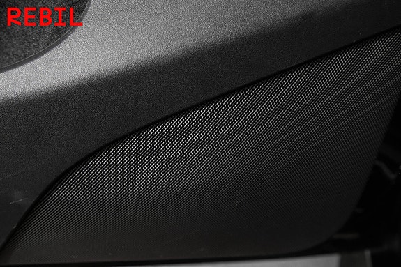 Tesla Model Y 20 of 27
