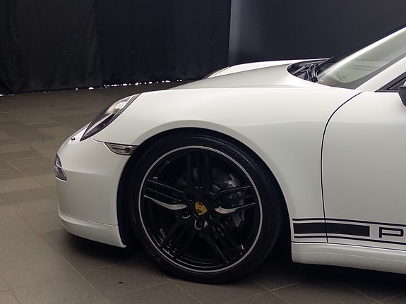 Porsche 911 Carrera 24 of 30